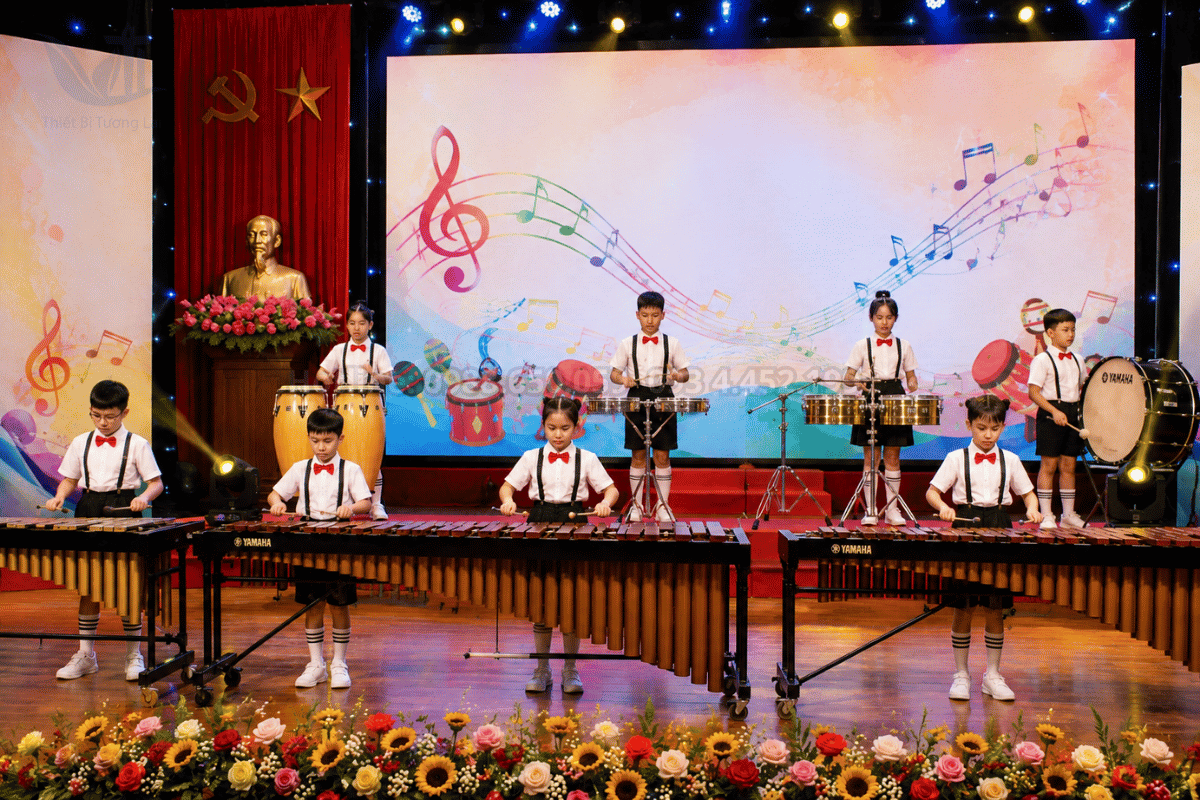 Học sinh tự tin biểu diễn hòa tấu bộ nhạc cụ gõ tại hội diễn văn nghệ