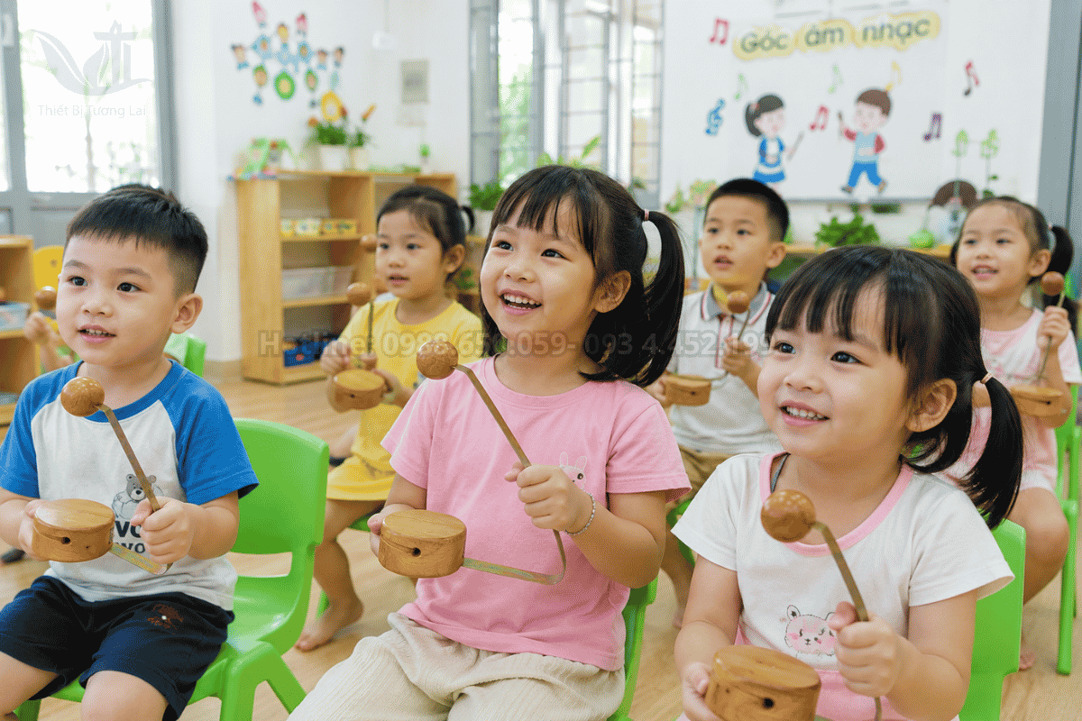Học sinh mầm non hào hứng trải nghiệm nhạc cụ gõ giữ nhịp thực tế