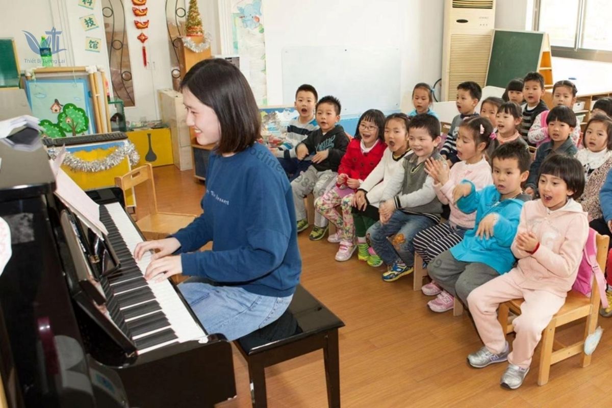 Đàn nhạc cụ trong thiết bị âm nhạc mầm non giúp trẻ làm quen giai điệu.