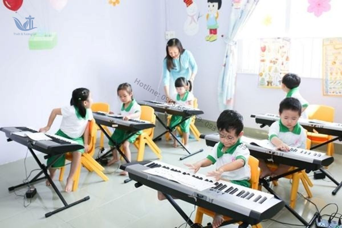 Giáo viên hướng dẫn trẻ học âm nhạc với đàn.