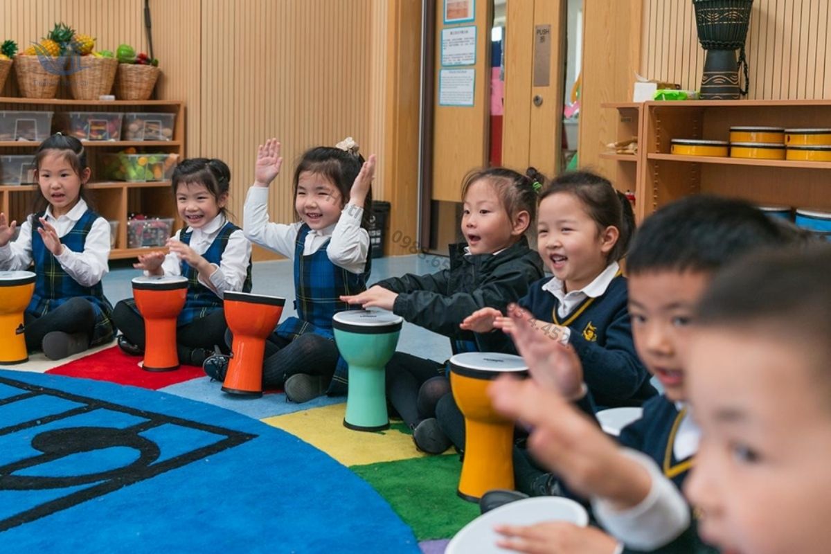 Trống và dụng cụ gõ nhịp trong thiết bị âm nhạc mầm non.