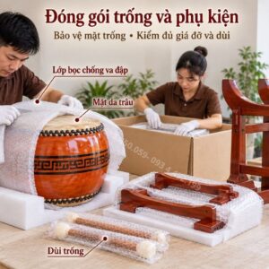 Khách hàng dùng dùi kiểm tra âm thanh trống đình chùa